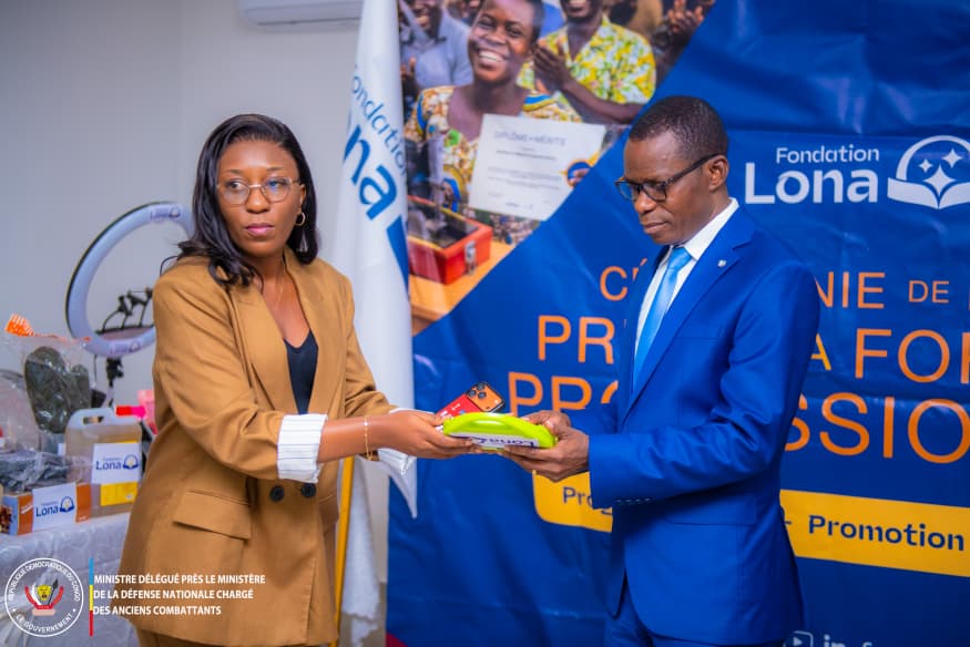 Kinshasa : les PVH boursiers de la Fondation Lona louent l'implication du Ministre délégué Eliezer Ntambwe pour leur formation