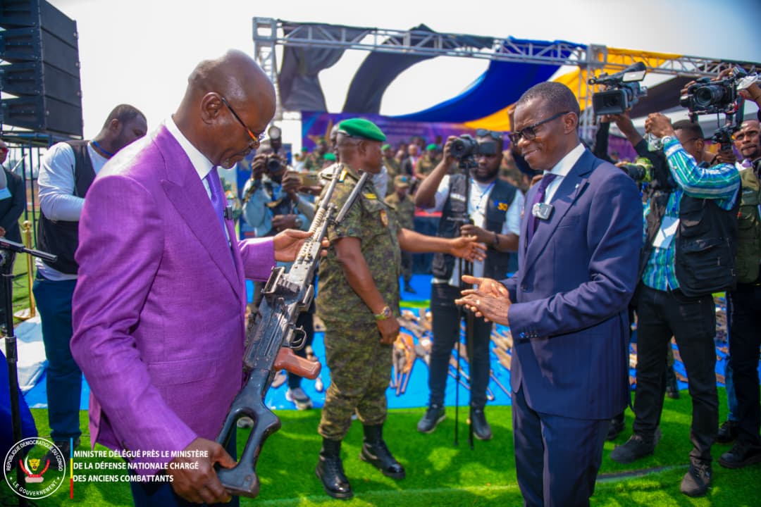Remise d'armes de la milice Mobondo aux FARDC : le Gouvernement félicite le Ministre délégué Eliezer Ntambwe pour son dévouement pour la  paix