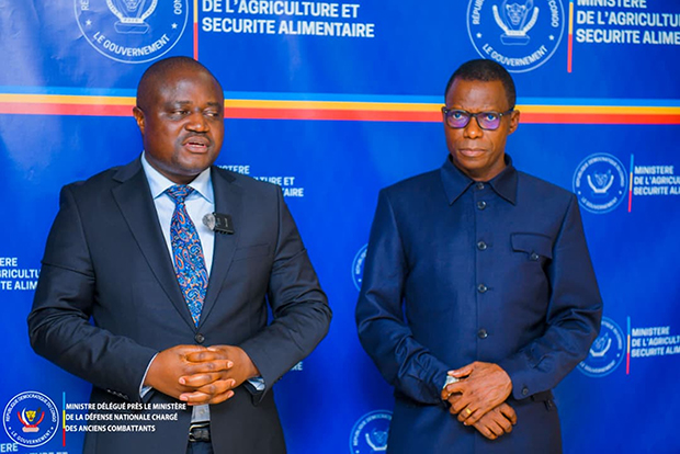 Réinsertion des anciens Mobondo dans le Grand Bandundu : le Ministre délégué Eliezer Ntambwe harmonise avec le Min'Etat Muhindo Nzangi sur la mise en place d'un projet commun d'opportunités